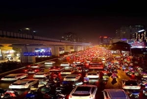 Delhi: Mukautettava ilta/yökierros autolla ja oppaalla