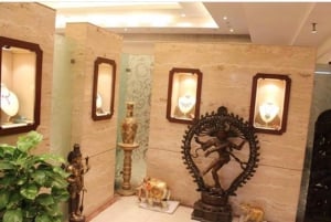 Delhi Exclusive Guided Shopping Tour in AC car and transfers