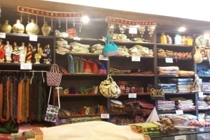 Delhi Exclusive Guided Shopping Tour in AC car and transfers