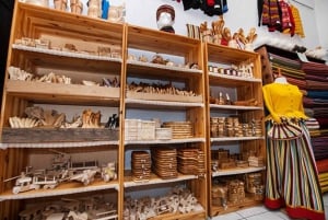 Delhi Exclusive Guided Shopping Tour in AC car and transfers