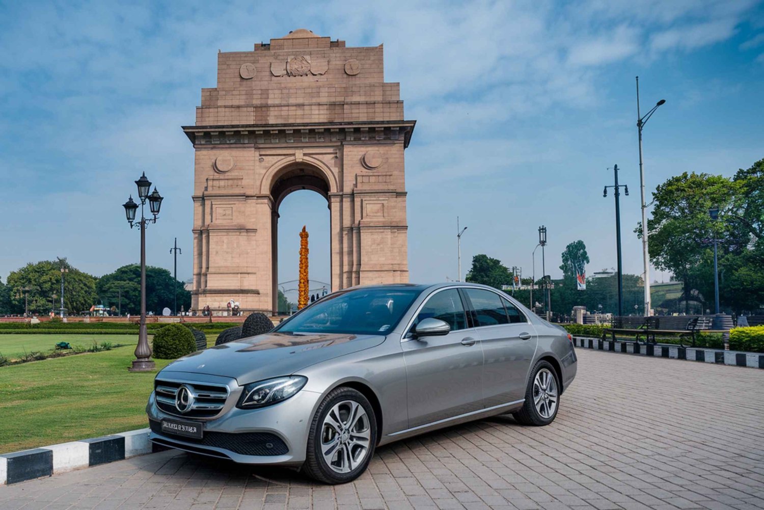 Дели: исследуйте город с комфортом на BMW или Mercedes
