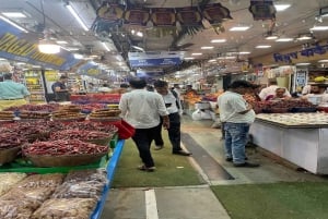 Delhi: Tehtaiden ja tukkumarkkinoiden kierros lounaalla