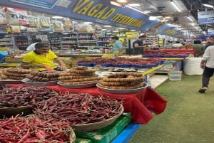 Delhi: Tehtaiden ja tukkumarkkinoiden kierros lounaalla