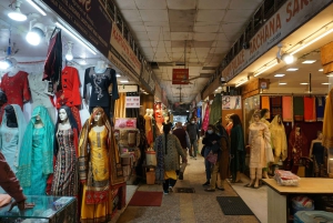 デリー：女性エキスパートと一緒にガイド付きショッピングツアー体験をお楽しみください