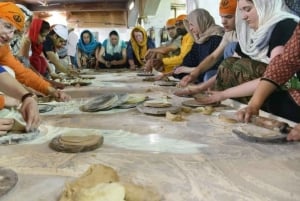 Delhi: Gurudwara Bangla Sahib Tour with Langar Meal