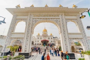 Delhi: Gurudwara Bangla Sahib Tour with Langar Meal