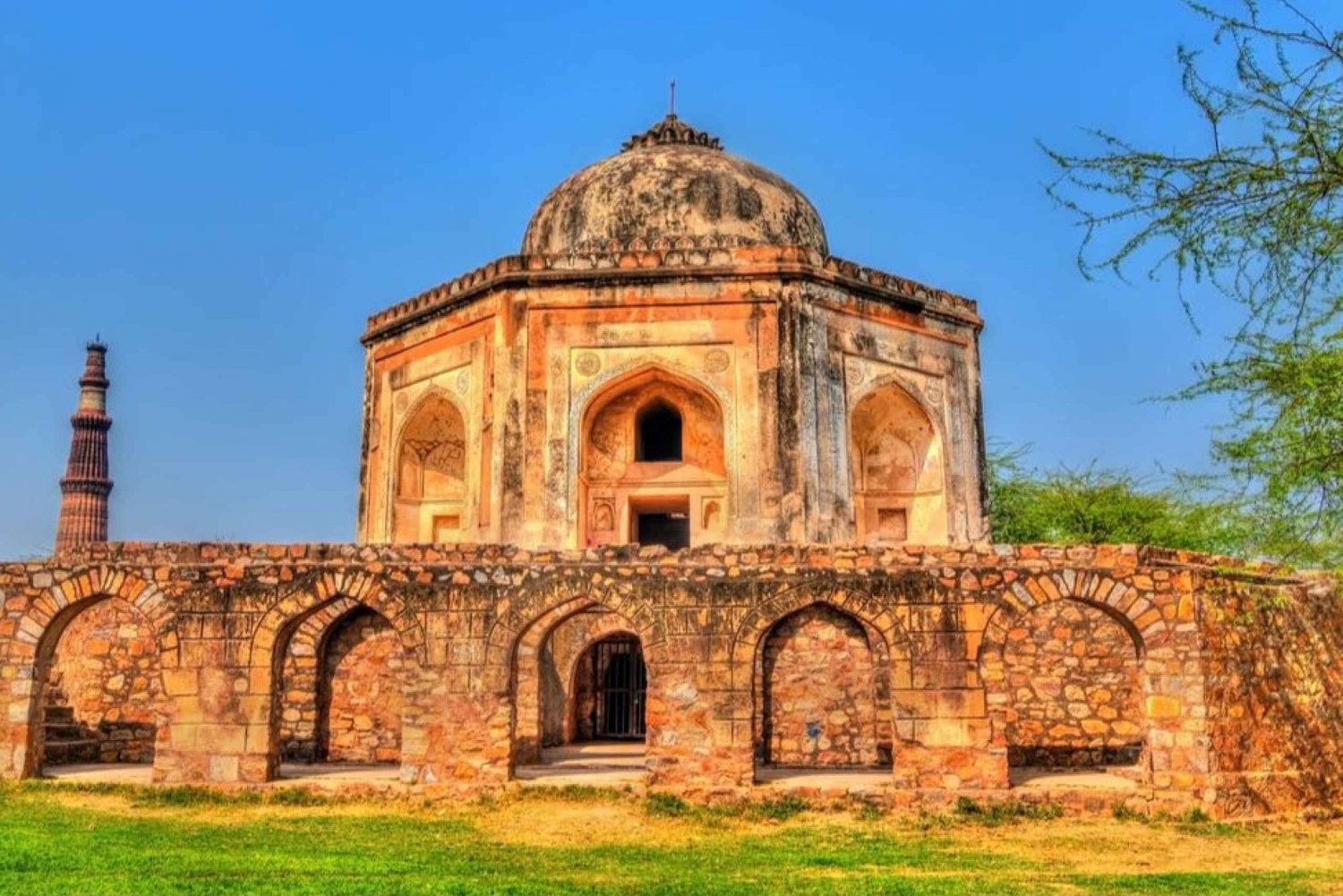 Delhi: Mehrauli with Some Prominent Sites Walk Tours