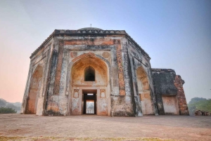 Delhi: Mehrauli con alcuni tour a piedi di siti importanti