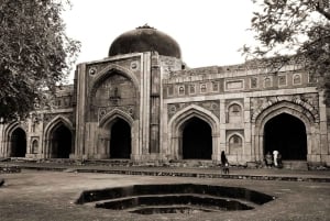 Delhi: Mehrauli con alcuni tour a piedi di siti importanti
