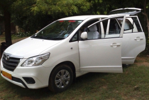 デリー：プロのドライバーによるプライベートカーチャーター