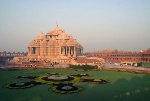 Delhi: Yksityinen autonvuokraus kuljettajan ja joustavien tuntien kanssa