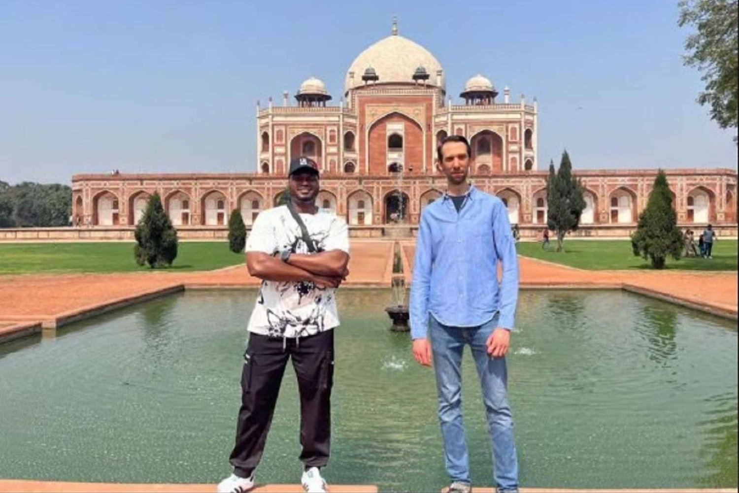 Delhi: Yksityinen vanhan ja uuden Delhin kiertokierros. Koko- tai puolipäiväinen kierros ilmastoidulla autolla.