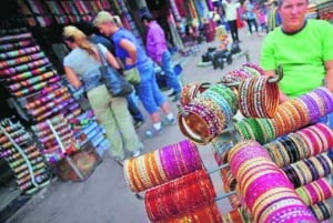 Delhi: Shopping and Street Food Tour with Female Guide & Car
