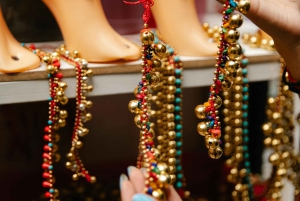 Delhi: Shopping Tour With Female Expert Guide