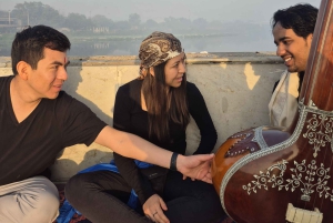 Delhi: meditación espiritual y paseo en barco con un músico folclórico