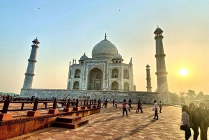 Delhi: Taj Mahal & Agra Fort Sunrise Tour kuljetuksineen