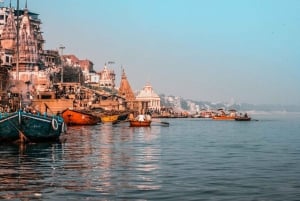 Delhi: Escapada espiritual de una noche a Varanasi en coche privado