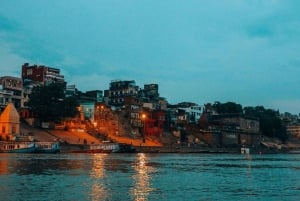 Delhi: Escapada espiritual de una noche a Varanasi en coche privado