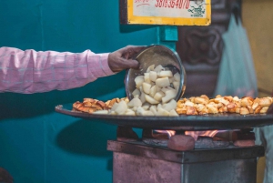 Mangia come un abitante del posto: Tour gastronomico di Chandni Chowk e tour a piedi