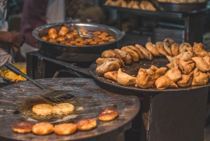 Mangia come un abitante del posto: Tour gastronomico di Chandni Chowk e tour a piedi