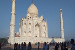 From Delhi: Agra Overnight Tour By Car with accommodation