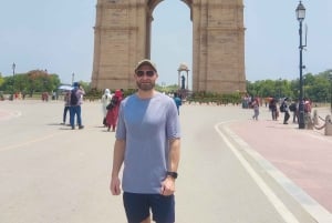 Delhin lentokentältä: Delhi: Opastettu kiertoajelu Vanhassa ja Uudessa Delhissä