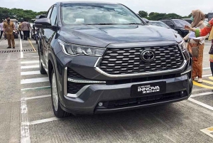 Z Delhi: Jednodniowa wycieczka do Taj Mahal w Agrze luksusowym samochodem