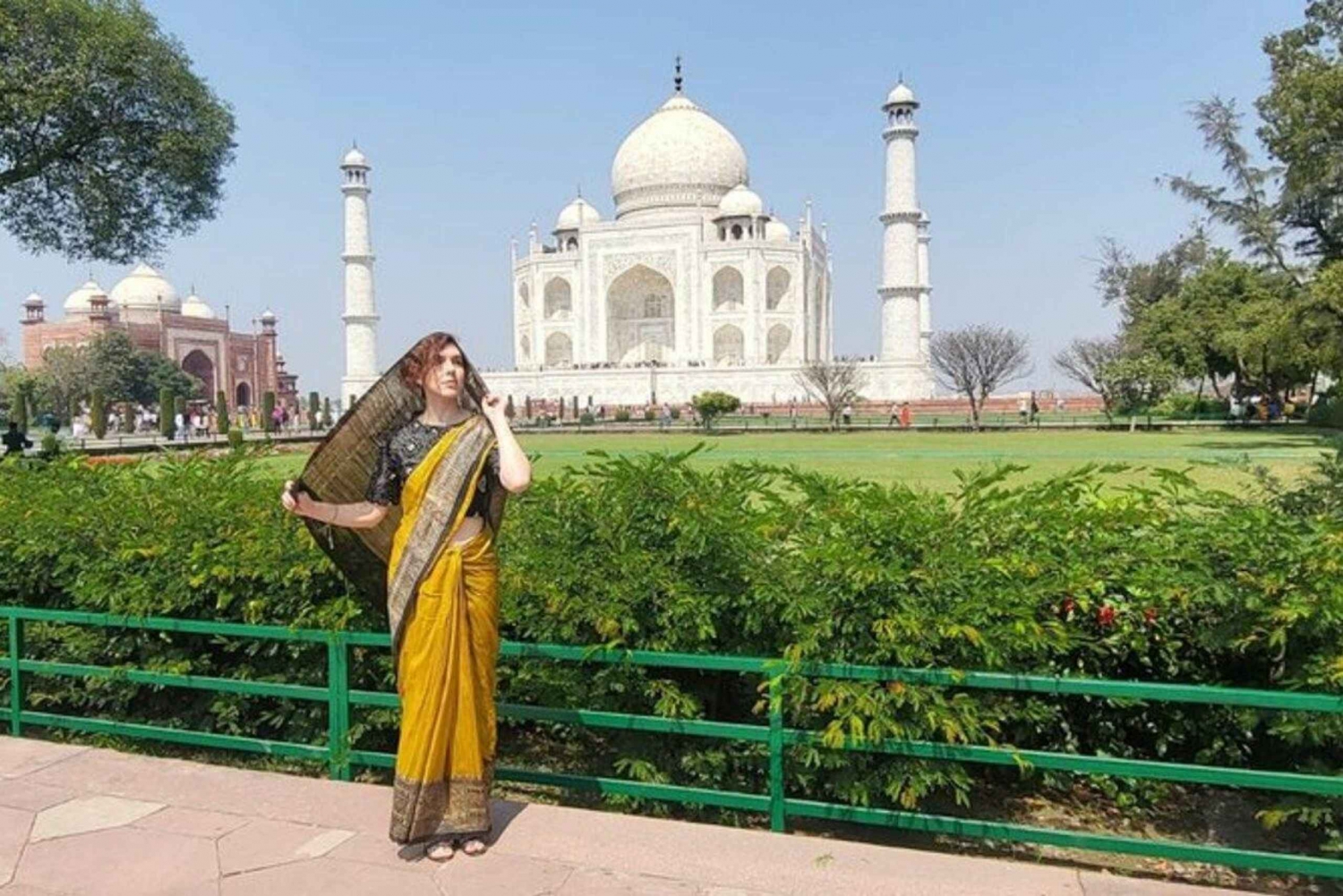 Ab Delhi: Deluxe Taj Mahal Agra Tour im Luxuswagen