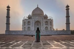 From Delhi: Deluxe Taj Mahal Agra Tour by luxury car