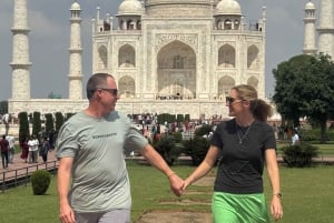 Vanuit Delhi: een luxe tour naar de Taj Mahal met een luxe auto en VIP-toegang
