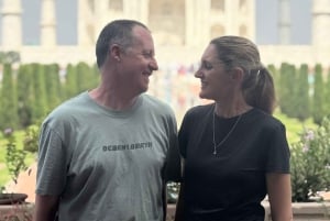 Vanuit Delhi: een luxe tour naar de Taj Mahal met een luxe auto en VIP-toegang