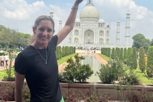 Vanuit Delhi: een luxe tour naar de Taj Mahal met een luxe auto en VIP-toegang
