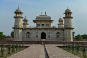 Depuis Delhi : Mathura et Agra Taj Mahal avec visite de Varanasi