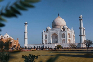 Delhistä: Yöpyminen Taj Mahal & Agra City Tour autolla