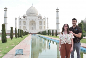 Depuis Delhi : visite nocturne du Taj Mahal et de la ville d'Agra en voiture