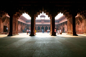 De Delhi: excursão noturna ao Taj Mahal e à cidade de Agra de carro