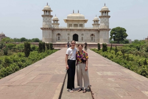 Fra Delhi: Privat dagstur med bil til Taj Mahal med mellomlanding