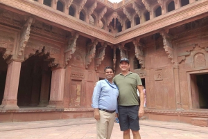 Fra Delhi: Privat dagstur med bil til Taj Mahal med mellomlanding