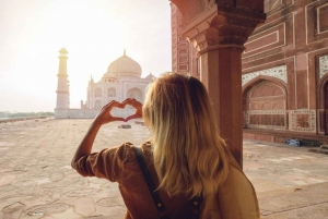 Delhistä: All Inclusive Taj Mahal & Agra -kierros 5*lounaalla