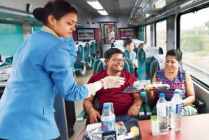 Desde Delhi: excursión de un día al Taj Mahal en tren de alta velocidad Gatimaan