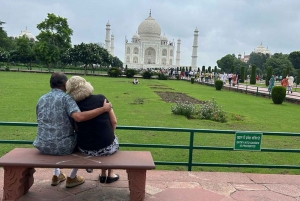 Von Delhi aus: Taj Mahal Tour am selben Tag mit traditioneller Kleidung