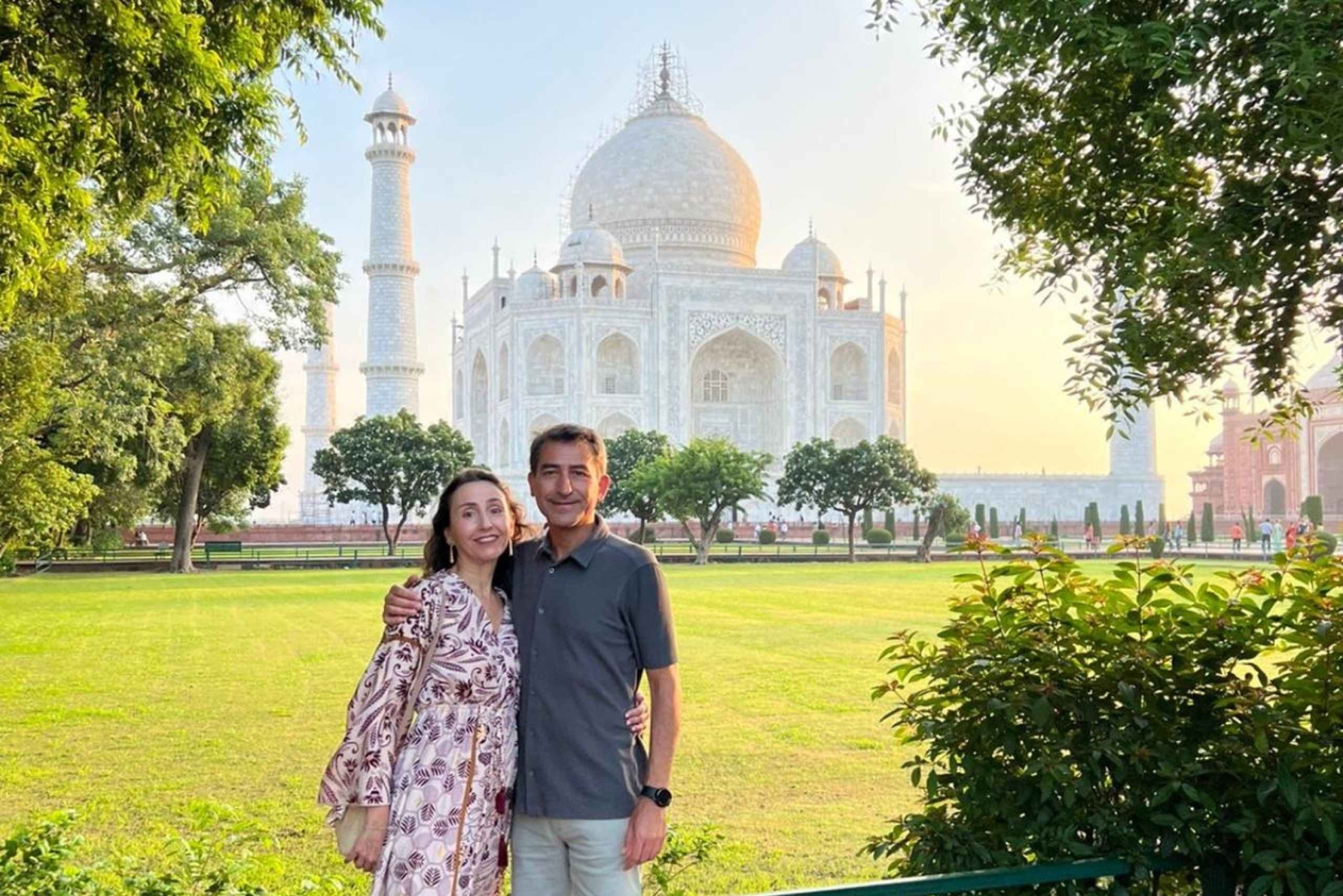 Delhistä yksityisellä autolla: Taj Mahalin auringonnousu ja Agra