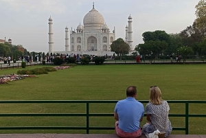 Ab Delhi: Sonnenaufgang Taj Mahal & Agra Tour mit dem Privatwagen