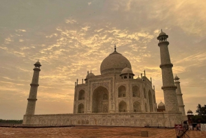 Ab Delhi: Sonnenaufgang Taj Mahal & Agra Tour mit dem Privatwagen