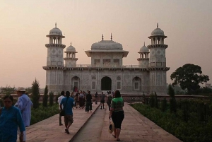 Delhi: Taj Mahal og Agra Fort soloppgangstur med transport