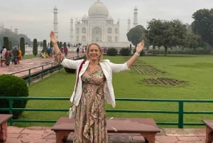 Fra Delhi: Taj Mahal Sunrise Tour i bil med statslig guide