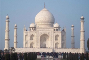 Fra Delhi: Taj Mahal Sunrise Tour i bil med statslig guide