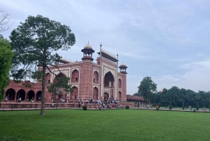 Da Delhi: Tour all'alba dei 'tesori' di Agra con macchina