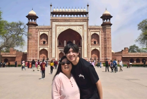 デリー発：タージマハル＆アグラのプライベート1日ツアー（5つ星のランチ付き）