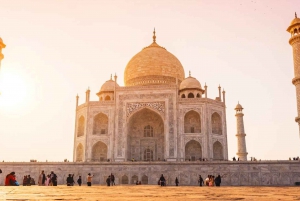 Von Delhi: Taj Mahal & Agra Tour mit dem Expresszug